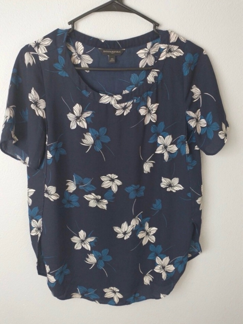 Banana Republic Navy Blue & White Floral Short Sleeve Blouse